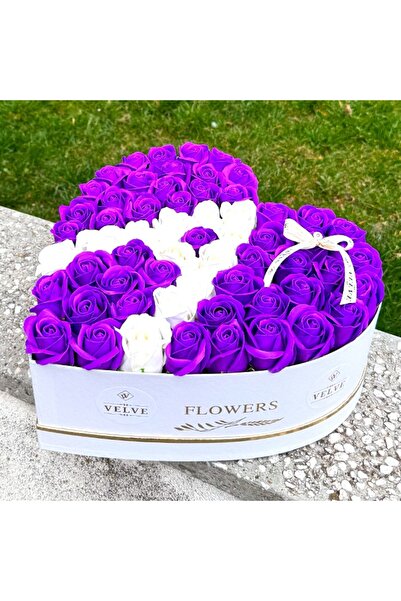 velve Aranjament floral personalizat cu litera, in cutie inima, cu 49 trandaf...