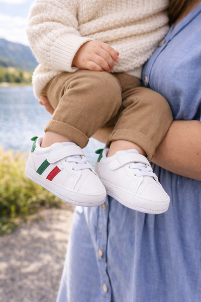 Bebelul Adidasi albi cu insertie rosie si VERDE