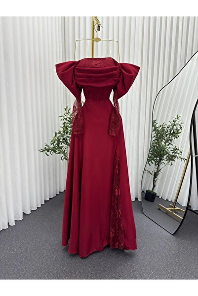 STYLENOVA A red evening dress with an elegant and distinctive design
