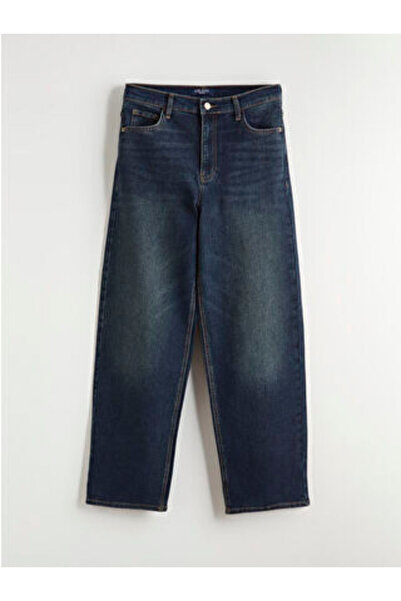 LC Waikiki قميص بوي فريند فيت من أرتي ستور، يوفر الراحة بقصة مريحة. هاف من من...