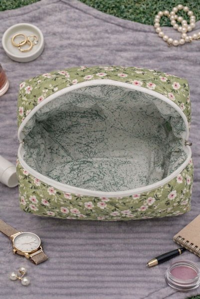 MIORA BAG حقيبة مكياج منقوشة بالزهور الخضراء - منظم وحافظة للمكياج