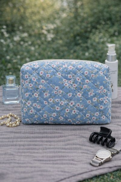 MIORA BAG حقيبة مكياج منقوشة بالزهور الزرقاء - منظم وحافظة للمكياج