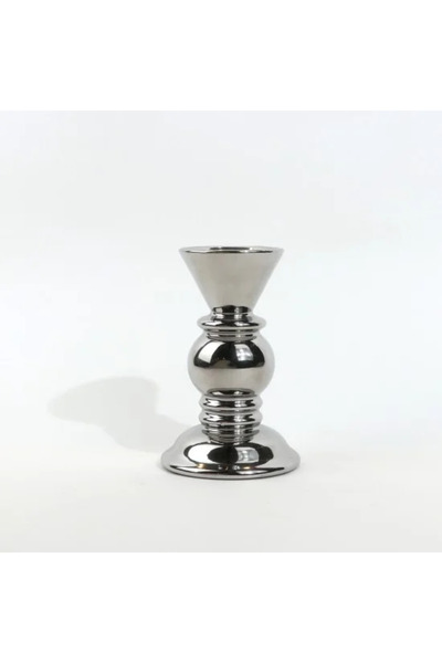 Generics Shiny metal candle holder with a classic, elegant design