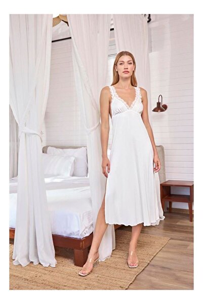 byasafkids Lace and Low-Cut Nightgown