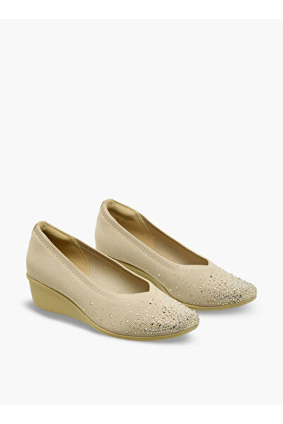 Flora Bella by Shoexpress أحذية نسائية بكعب ويدج مزينة
