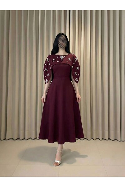 DUBAİ A luxurious burgundy dress that reflects refined taste and understated ...