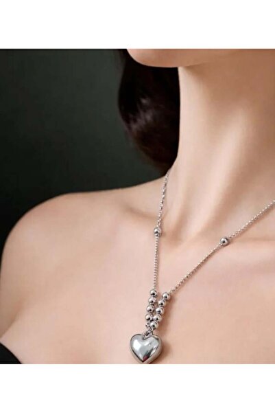 Septemmart قلادة على شكل قلب منحني مزينة بتفاصيل دوريكا باللون الفضي