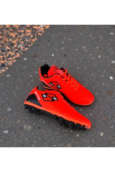 SPORTAÇ Cizme de fotbal cu șireturi, cu fileturi, în culori neon, care strălu...