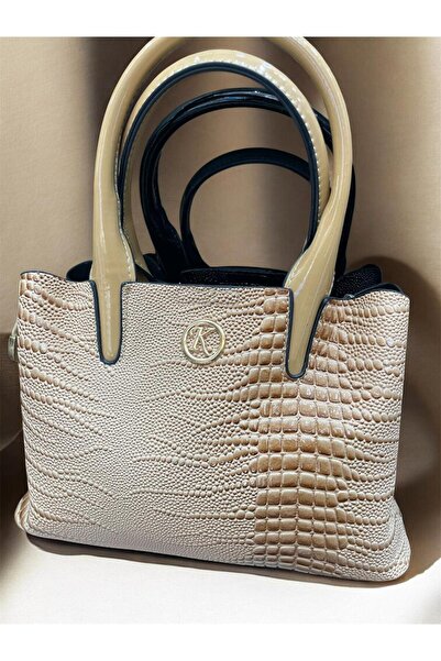 CHT A stylish and luxurious women's shoulder bag with its accessories