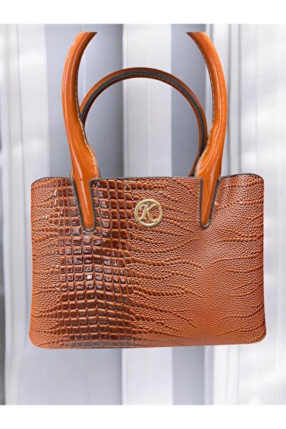 CHT A stylish and luxurious women's shoulder bag with its accessories