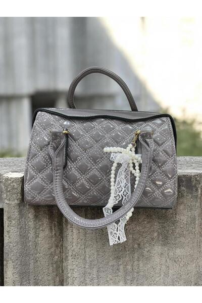 CHT A stylish and luxurious women's shoulder bag with its accessories