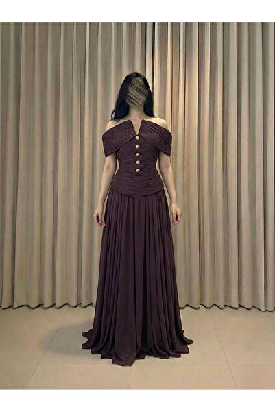 DUBAİ A long, warm brown dress made from a lightweight fabric that allows for...