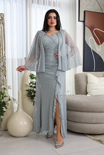 Warazan A soft dress with an open-shoulder style