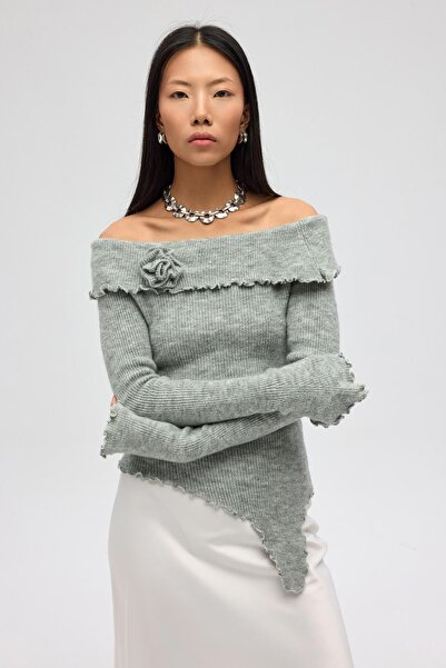 Hiccup MAI STUDIOS Slim Fit knitted sweater with off-shoulder collar