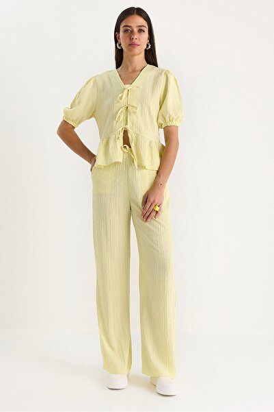 Hiccup Textured two-piece set with a V-neck, high waist and wide leg