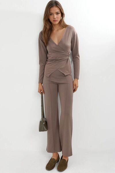 Hiccup طقم مكون من بلوزة وبنطلون بتفاصيل إكسسوارات من مجموعة بيرشان