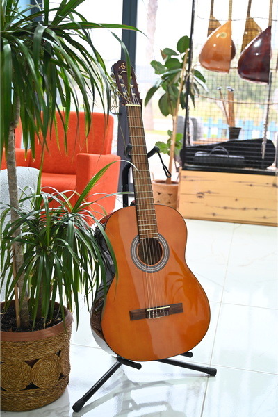 Sevilla 4/4 Klasik gitar (kılıf+pena hediyeli)