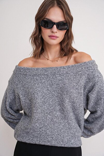 Hiccup MIXRAY sweater with asymmetric collar and loose fit