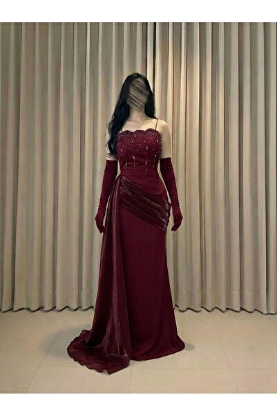 DUBAİ An elegant evening dress in a luxurious burgundy color, with a sophisti...