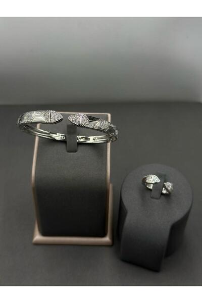 Treasures A jewelry set consisting of a bracelet and a ring