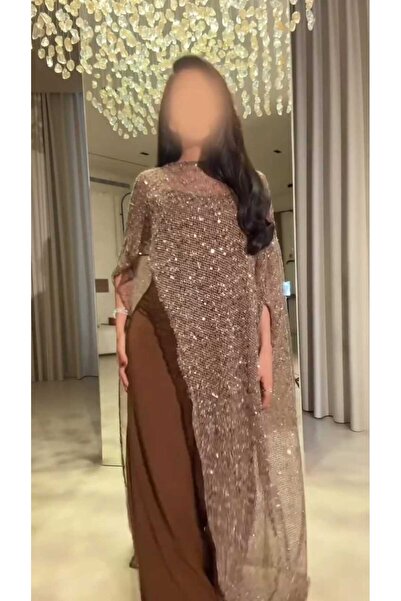 REVE جمبسوت بني أنيق يزينه كاب شبكي لامع بتصميم عصري وجذاب.