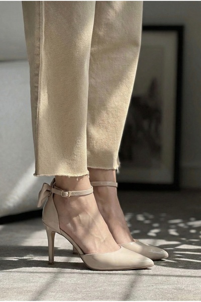 GİAMGİA STORE Kadın Fiyonk Çiçek Detaylı Bilekten Bağlamalı Sivri Burun Kısa ...