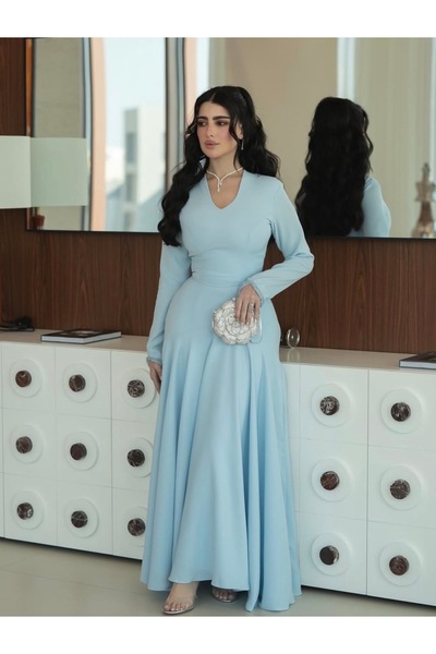Shad An elegant evening dress in a soft sky blue color,
