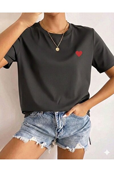 BW Bravely Wear تي شيرت نسائي برقبة دائرية وطبعة قلب صغير