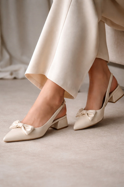 CARLA BELLA حذاء نسائي بكعب قصير مفتوح من الخلف مع تفاصيل أنيقة على شكل فيونكة