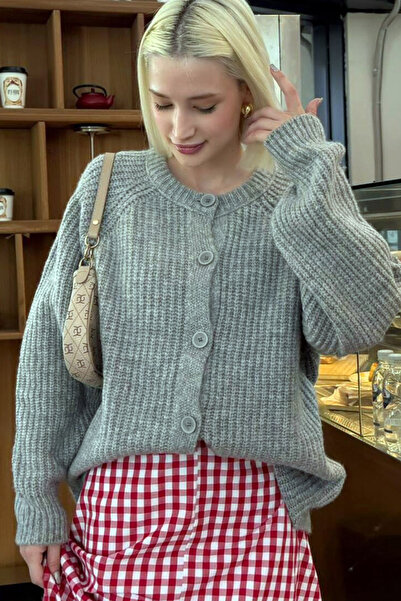 MissThetis Yuvarlak Yaka Uzun Reglan Kol Düğmeli Rahat Kalıp Şık ve Cool Kalı...