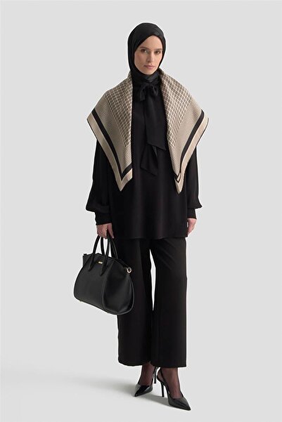 Armine Fularlı Dökümlü Bluz Siyah