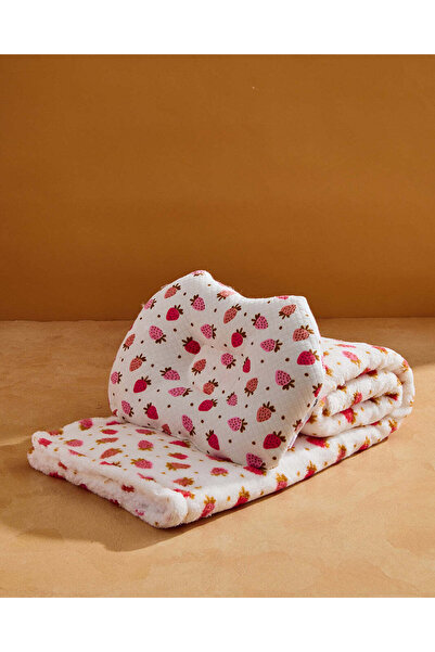 REDTAG بطانية صوفية مرجانية بنقشة فراولة للأطفال مع طقم وسادة