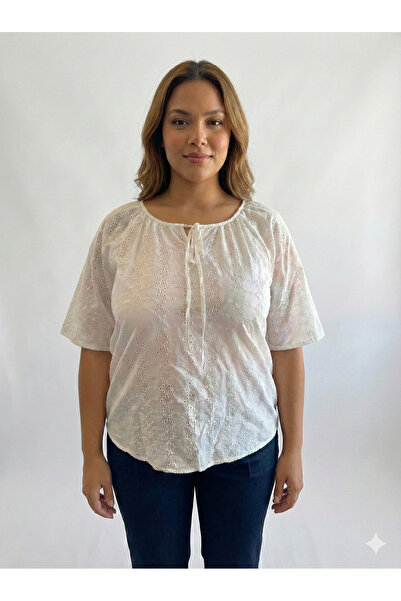 She Combines بلوزة نسائية صيفية بيضاء مطرزة بياقة مزينة بالدانتيل وقصة فضفاضة