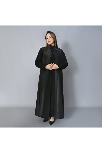 HAWRAA ABAYA عباية بتصميم راقٍ مزينة بـ شك ناعم ومتقن موزع بشكل طولي