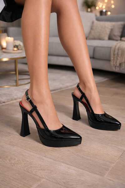 FAMELS TARZINI YAŞA حذاء بكعب عالٍ من الجلد الأسود اللامع ذو مقدمة مدببة مفتو...