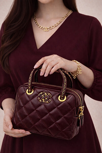 BARAQA A leather bag with gold accessories.