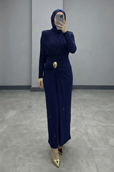 InStyle Rochie Sandy bleumarin cu detaliu broșă și șnururi