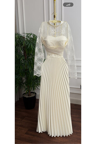 RANA DRESSES A soft white dress with elegant lace details