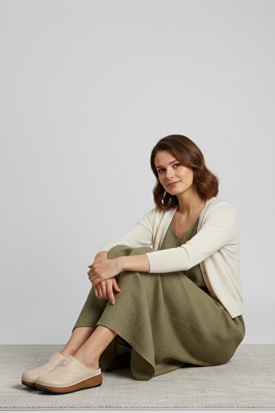 Apella 5070 شبشب نسائي يومي مغلق من الأمام ومطرز