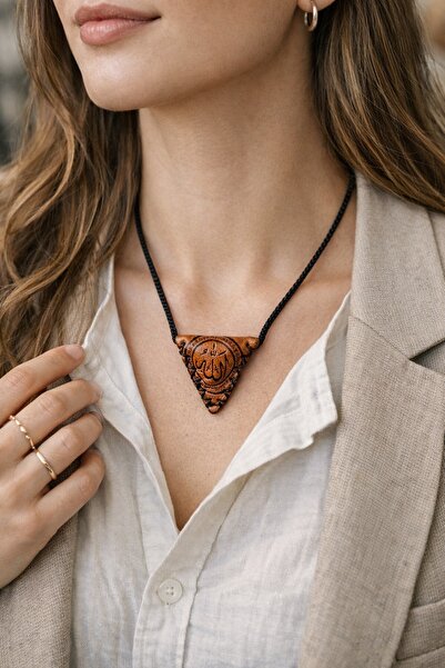 HER ŞEY NOTA www.herseynota.com قلادة نسائية من الجلد البني من موسكا سيفشن