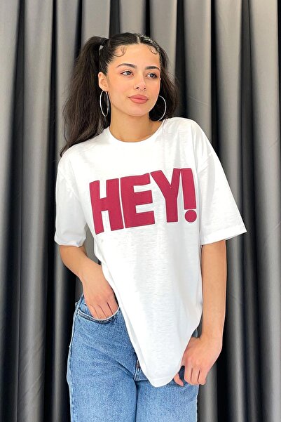 Mzr Collection تيشيرت ملون مطبوع عليه نص Hey - أحمر كلاريت BORDO