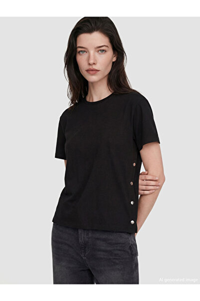 LC Waikiki بلوزة سوداء ذات ياقة دائرية مع أزرار كبس