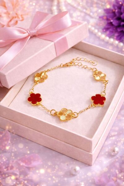 Elifin ışığı Kırmızı Yonca Detaylı Altın Renk Kadın Bileklik