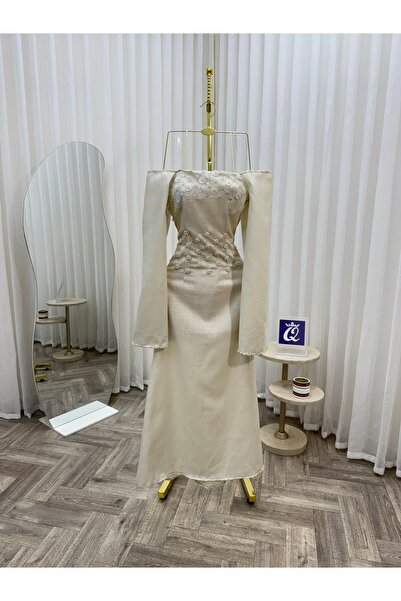 Model Leyna Lujain's pearl dress