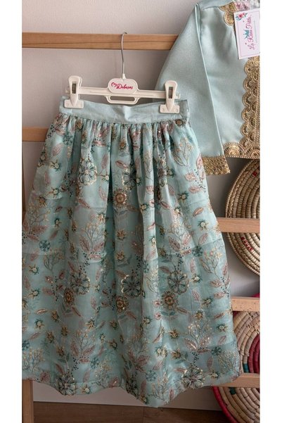 La reina petite Larina Petite's luxurious Indian-style children's suit