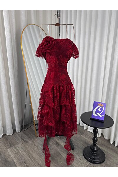 Model Leyna Nebula Red Lace Dress