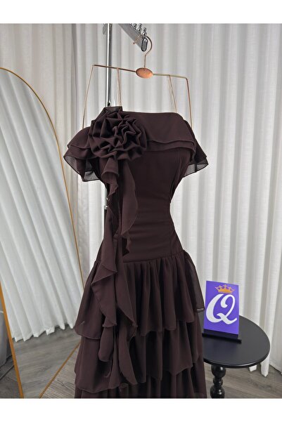 Model Leyna Hanouf's dress