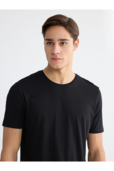 LC Waikiki قم بتكوين أسلوبك الخاص مع تي شيرت رجالي أسود برقبة دائرية من متجر UZG