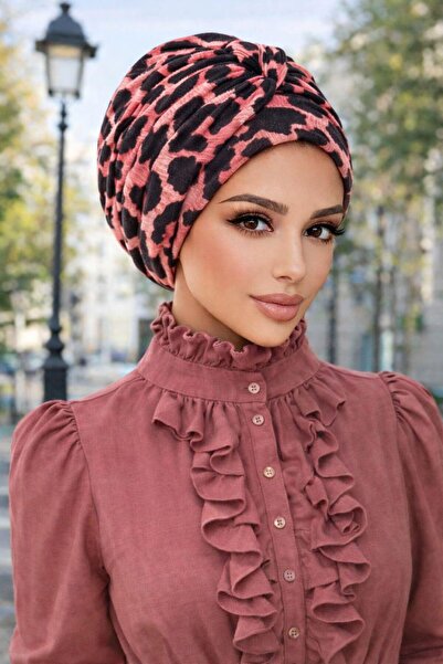 Aişe tesettür Черна шапка с леопардов принт и усукана лента
