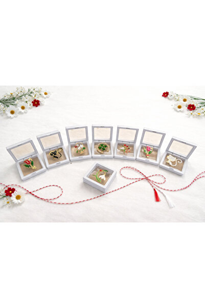 OEM Ofertă 9 broșe modele mixte de 4 cm într-o elegantă cutie albă de 7x7 cm